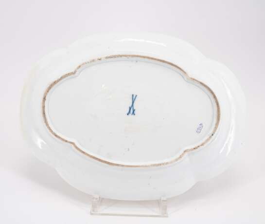 LARGE OVAL PORCELAIN PLATTER WITH WATTEAU SCENE AND FLOWER PAINTING - Foto 3