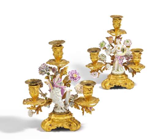 PAIR OF EXCEPTIONAL GILT BRONZE CANDELABRAS WITH BLOSSOMS AND DECORATIVE PORCELAIN FIGURES - Foto 1