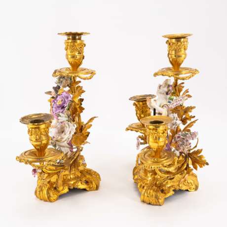 PAIR OF EXCEPTIONAL GILT BRONZE CANDELABRAS WITH BLOSSOMS AND DECORATIVE PORCELAIN FIGURES - photo 2
