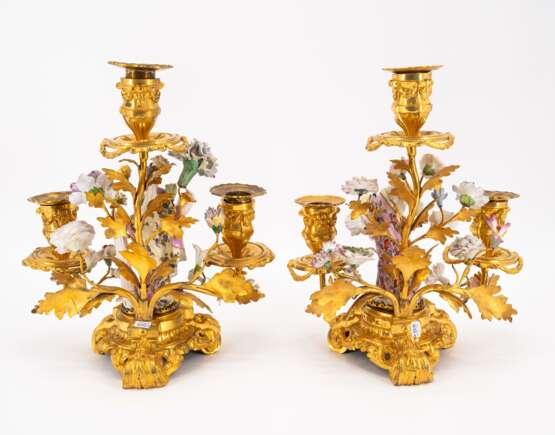 PAIR OF EXCEPTIONAL GILT BRONZE CANDELABRAS WITH BLOSSOMS AND DECORATIVE PORCELAIN FIGURES - Foto 3