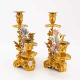 PAIR OF EXCEPTIONAL GILT BRONZE CANDELABRAS WITH BLOSSOMS AND DECORATIVE PORCELAIN FIGURES - photo 4