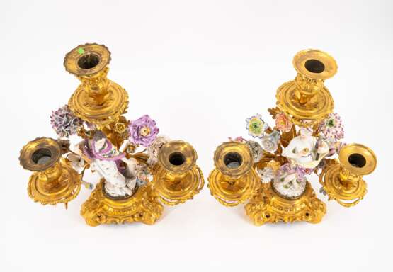 PAIR OF EXCEPTIONAL GILT BRONZE CANDELABRAS WITH BLOSSOMS AND DECORATIVE PORCELAIN FIGURES - фото 5