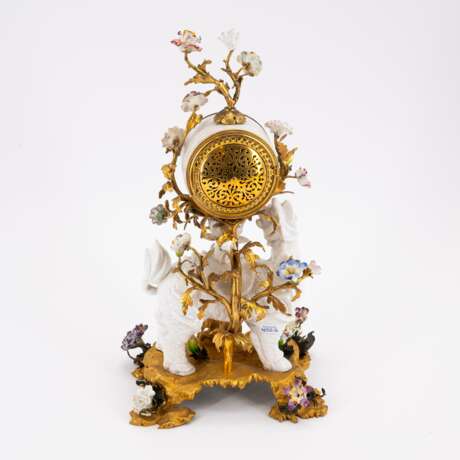 EXCEPTIONAL TABLE CLOCK WITH PORCELAIN QILIN - photo 3
