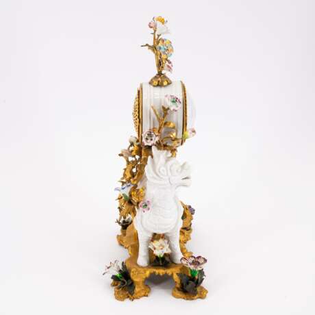 EXCEPTIONAL TABLE CLOCK WITH PORCELAIN QILIN - фото 4