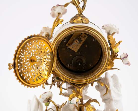 EXCEPTIONAL TABLE CLOCK WITH PORCELAIN QILIN - photo 5