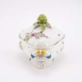 FAIENCE TUREEN WITH ARTICHOKE KNOB AND "FLEURS DES INDES" - photo 2