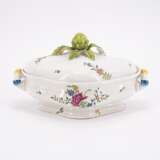 FAIENCE TUREEN WITH ARTICHOKE KNOB AND "FLEURS DES INDES" - Foto 3