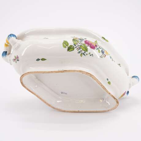FAIENCE TUREEN WITH ARTICHOKE KNOB AND "FLEURS DES INDES" - photo 6