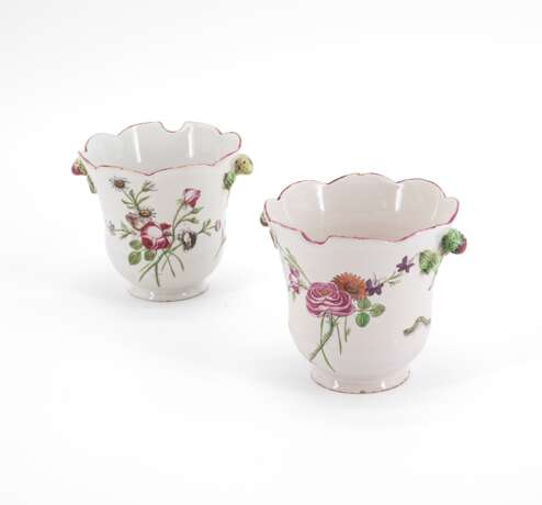 PAIR OF FAIENCE CACHEPOTS WITH FLOWER BOUQUETS AND PEAR-SHAPED HANDLES - photo 1