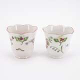 PAIR OF FAIENCE CACHEPOTS WITH FLOWER BOUQUETS AND PEAR-SHAPED HANDLES - фото 2