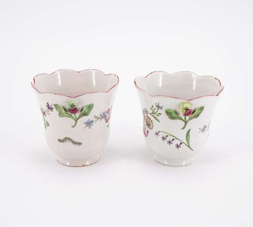 PAIR OF FAIENCE CACHEPOTS WITH FLOWER BOUQUETS AND PEAR-SHAPED HANDLES - photo 2