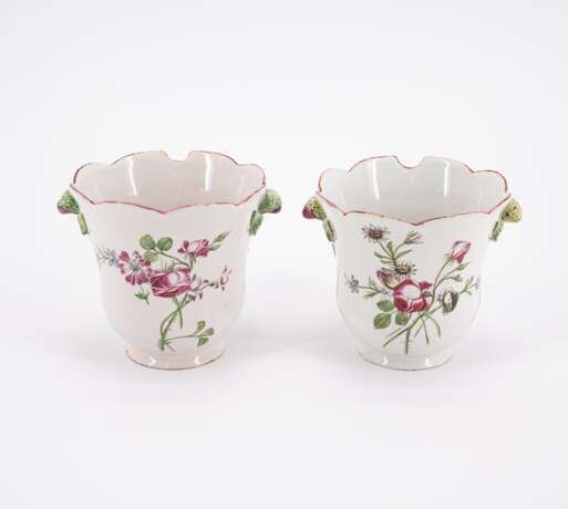 PAIR OF FAIENCE CACHEPOTS WITH FLOWER BOUQUETS AND PEAR-SHAPED HANDLES - фото 3