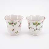 PAIR OF FAIENCE CACHEPOTS WITH FLOWER BOUQUETS AND PEAR-SHAPED HANDLES - фото 4