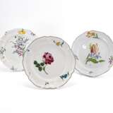 TWO FAIENCE PLATES WITH "FLEURS FINES" - фото 1
