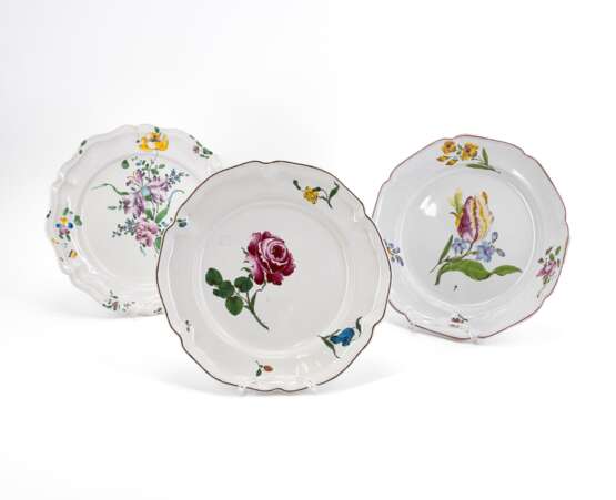 TWO FAIENCE PLATES WITH "FLEURS FINES" - Foto 1
