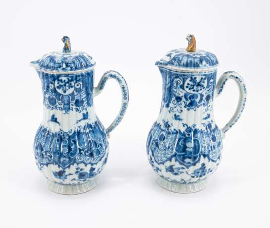PAIR BLUE-WHITE JUGS WITH LID - фото 2