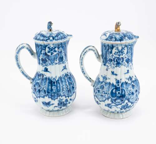 PAIR BLUE-WHITE JUGS WITH LID - photo 4