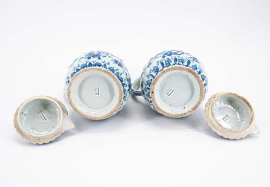 PAIR BLUE-WHITE JUGS WITH LID - photo 6