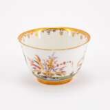 ONE PORCELAIN TEA BOWL AND TWO SAUCERS WITH CHINOISERIES - photo 4