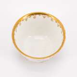 ONE PORCELAIN TEA BOWL AND TWO SAUCERS WITH CHINOISERIES - Foto 7