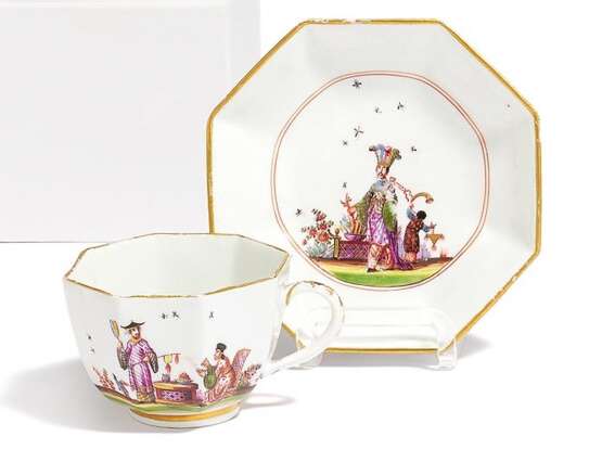 OCTAGONAL PORCELAIN CUP AND SAUCER WITH CHINOISERIES - photo 1