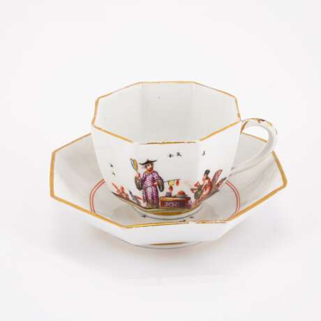 OCTAGONAL PORCELAIN CUP AND SAUCER WITH CHINOISERIES - фото 3