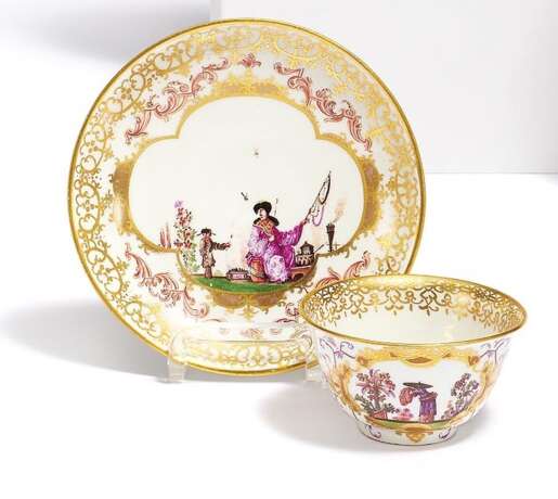 TWO PORCELAIN TEA BOWLS AND SAUCERS WITH EARLY CHINOISERIES - фото 1