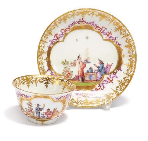 PORCELAIN TEA BOWL AND SAUCER WITH CHINOISERIES IN CARTOUCHE WITH PURPLE LUSTRE - photo 1
