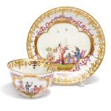 PORCELAIN TEA BOWL AND SAUCER WITH CHINOISERIES IN CARTOUCHE WITH PURPLE LUSTRE - Foto 1