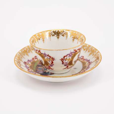 PORCELAIN TEA BOWL AND SAUCER WITH CHINOISERIES IN CARTOUCHE WITH PURPLE LUSTRE - Foto 2