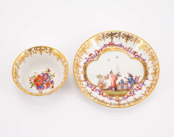 PORCELAIN TEA BOWL AND SAUCER WITH CHINOISERIES IN CARTOUCHE WITH PURPLE LUSTRE - photo 5