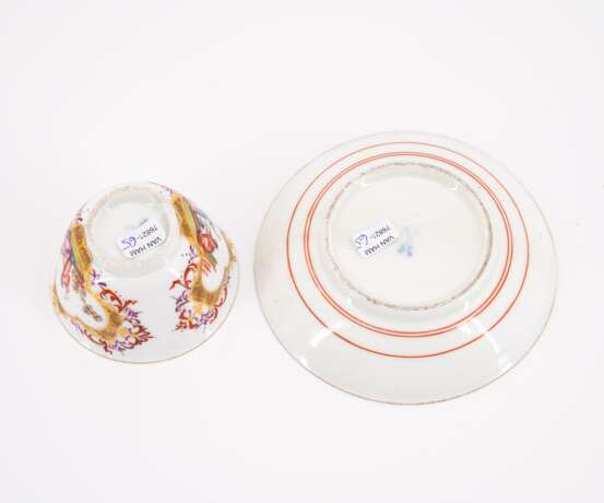 PORCELAIN TEA BOWL AND SAUCER WITH CHINOISERIES IN CARTOUCHE WITH PURPLE LUSTRE - photo 6