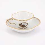 PORCELAIN CUP AND SAUCER WITH LANDSCAPE CARTOUCHES AND BASKET WEAVE RELIEF - Foto 3