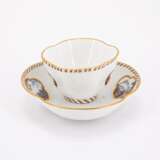 PORCELAIN CUP AND SAUCER WITH LANDSCAPE CARTOUCHES AND BASKET WEAVE RELIEF - Foto 4