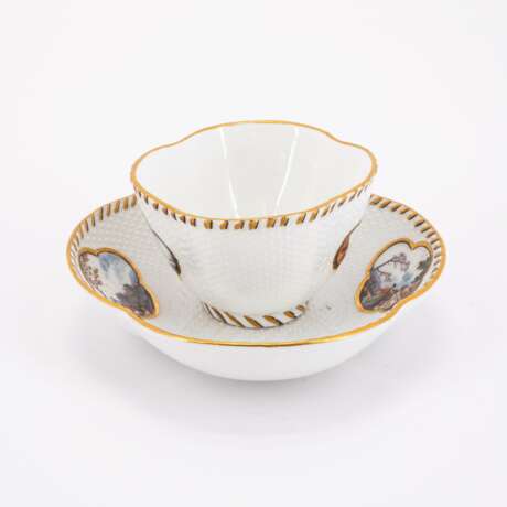 PORCELAIN CUP AND SAUCER WITH LANDSCAPE CARTOUCHES AND BASKET WEAVE RELIEF - Foto 4