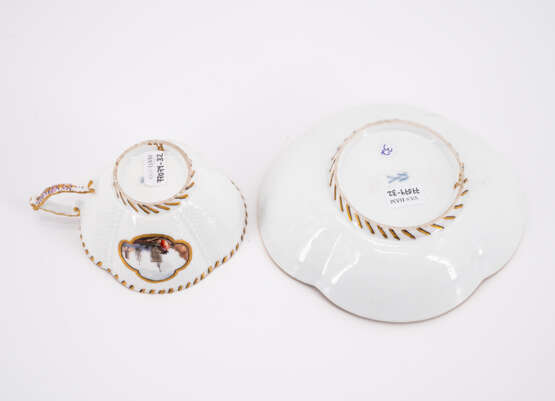 PORCELAIN CUP AND SAUCER WITH LANDSCAPE CARTOUCHES AND BASKET WEAVE RELIEF - Foto 6