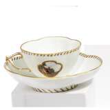 PORCELAIN CUP AND SAUCER WITH LANDSCAPE CARTOUCHES AND BASKET WEAVE RELIEF - Foto 7