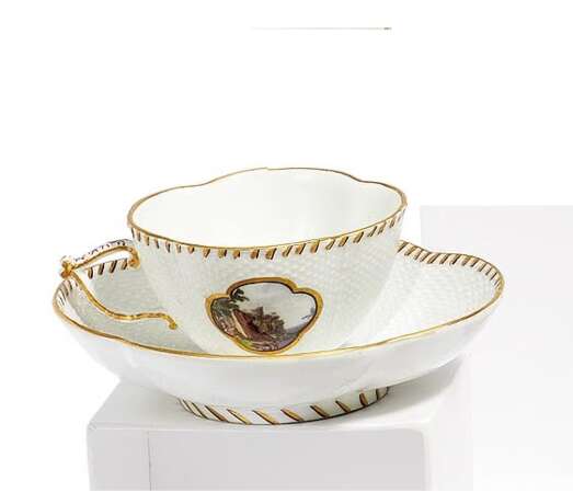 PORCELAIN CUP AND SAUCER WITH LANDSCAPE CARTOUCHES AND BASKET WEAVE RELIEF - Foto 7