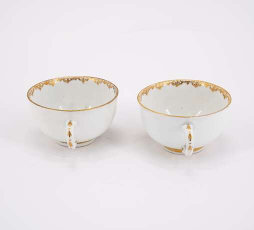 TWO PORCELAIN CUPS AND SAUCERS WITH LANDSCAPE CARTOUCHES - фото 2