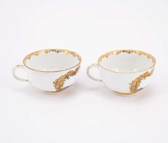 TWO PORCELAIN CUPS AND SAUCERS WITH LANDSCAPE CARTOUCHES - Foto 3