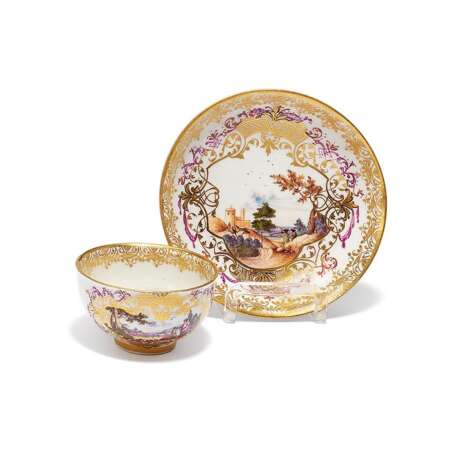 CUP AND SAUCER WITH LARGE GOLD CARTOUCHES AND HUNTING SCENES - photo 1