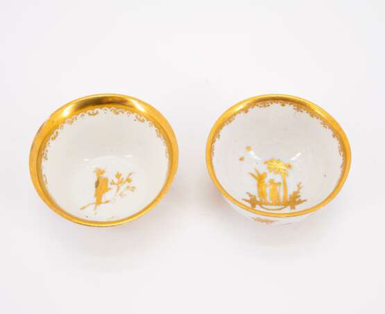 FIVE PORCELAIN TEA BOWLS AND SAUCERS WITH GOLDEN CHINOISERIES DECOR - Foto 5
