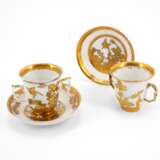 TWO PORCELAIN BEAKERS WITH DOUBLE HANDLE WITH SAUCERS AND DECORATED-OVER THREE FRIENDS DECOR - Foto 1