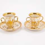 TWO PORCELAIN BEAKERS WITH DOUBLE HANDLE AND SAUCERS WITH GOLDEN CHINOISERIES - Foto 3