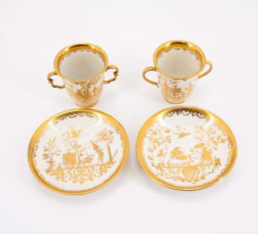 TWO PORCELAIN BEAKERS WITH DOUBLE HANDLE AND SAUCERS WITH GOLDEN CHINOISERIES - Foto 5