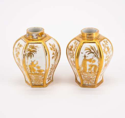 TWO PORCELAIN TEA CADDIES WITH GOLDEN CHINOISERIES - Foto 2