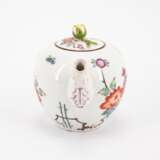 SMALL PORCELAIN TEA POT WITH KAKIEMON DECOR AND ROSE FINIAL - фото 4