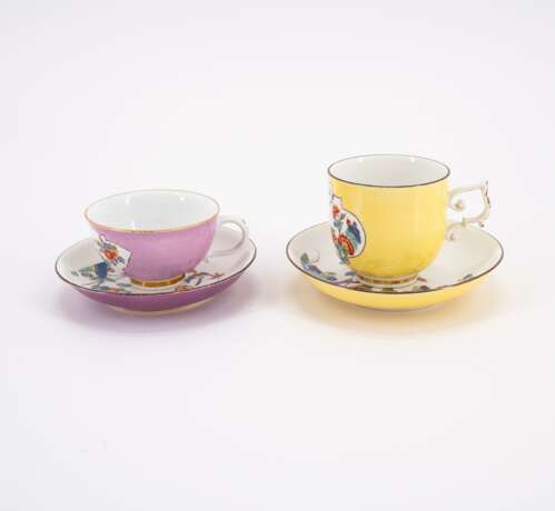 PORCELAIN COFFEE CUP AND SAUCER WITH YELLOW GROUND & PORCELAIN TEA CUP AND SAUCER WITH PURPLE GROUND AND KAKIEMON DECOR - Foto 2