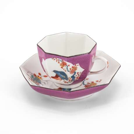 OCTAGONAL PORCELAIN CUP AND SAUCER WITH QUAIL DECOR AND PURPLE GROUND - Foto 2