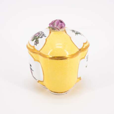 MATCHING PORCELAIN BOX WITH YELLOW GROUND AND FLOWER CARTOUCHES - photo 3